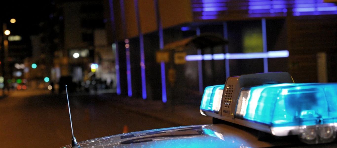 «Έστησαν» γλέντι «ala ελληνικά» στο Παλαιό Φάληρο: Με πυροτεχνήματα και Λ.Πανταζή από τα μπαλκόνια (βίντεο)